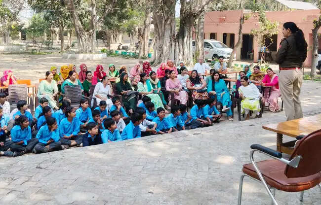 सोनीपत पुलिस ने स्कूल में विद्यार्थियों को सुरक्षा के प्रति जागरूक किया