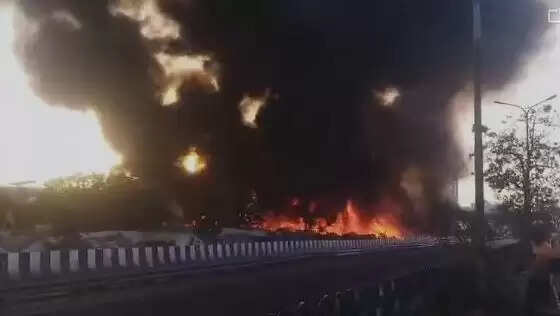 लखनऊ में आग से जलकर कई झुग्गी झोपड़ियां जली, आग बुझाने में जुटे दमकल कर्मी