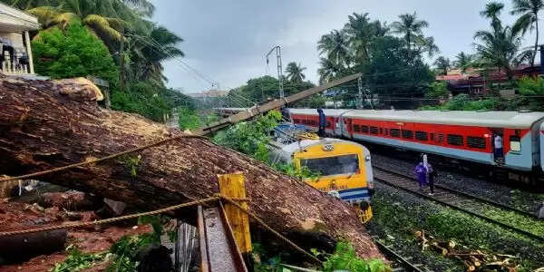 कर्नाटक में बरसात के दौरान घर ढहा, दो की मौत, दो को बचा लिया गया, रेल लाइन में पेड़ गिरने से परिचालन प्रभावित