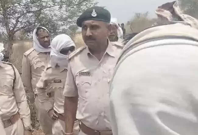 खंडवाः वनभूमि से कब्जा हटाने पहुंचे डिप्टी रेंजर की आदिवासियों को धमकी, बोले- यहीं तुम्हारी कब्र खोदूंगा