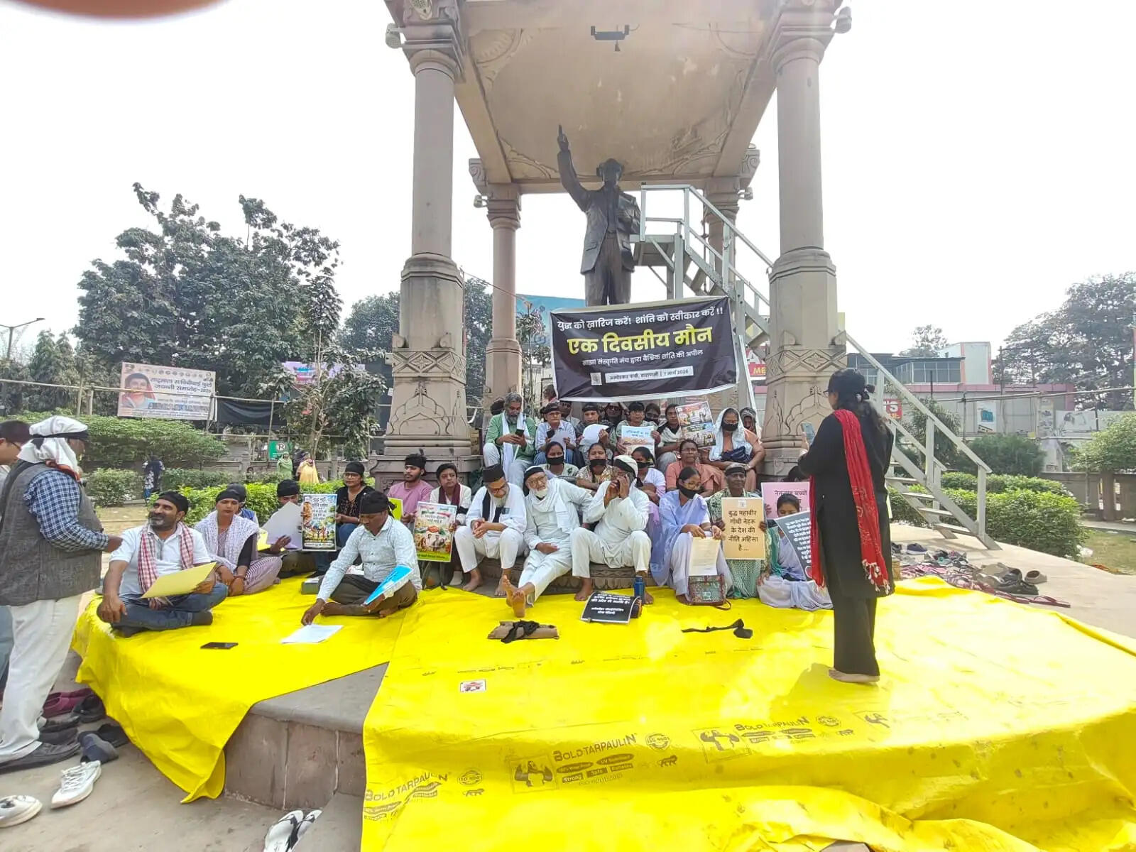 ईरान पर अमेरिका और इज़राइल की सैन्य कार्रवाई के खिलाफ काशी में धरना