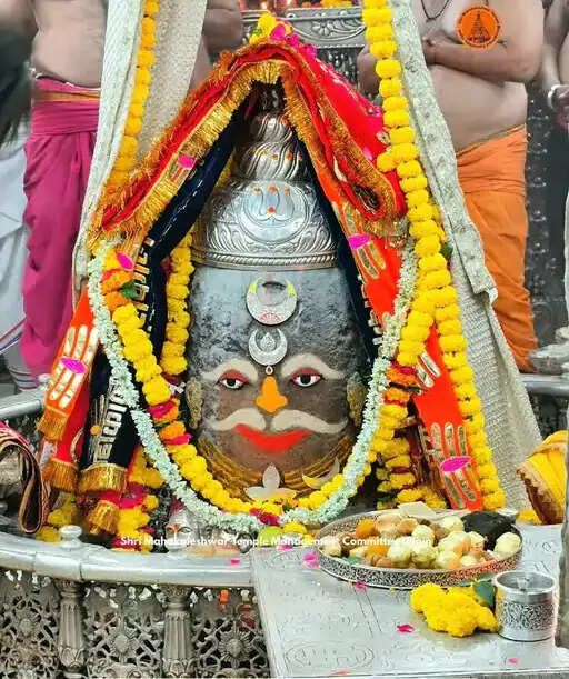 बाबा महाकाल का राजसी स्वरूप में शृंगार, रजत मुकुट, त्रिशूल और मुंडमाल से सजे भगवान महाकाल