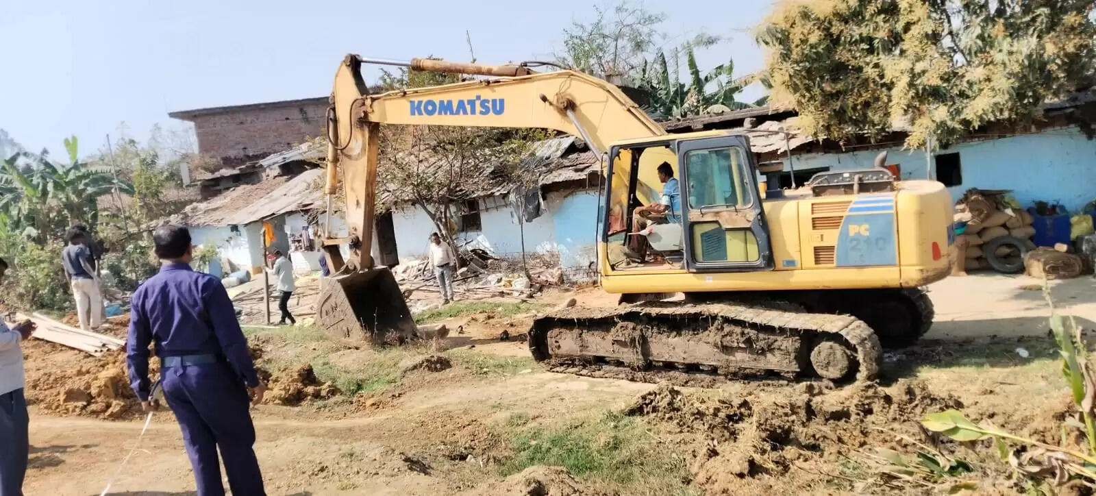 रेलवे की जमीन पर अतिक्रमण, सेहराडबरी में चला बुलडोजर