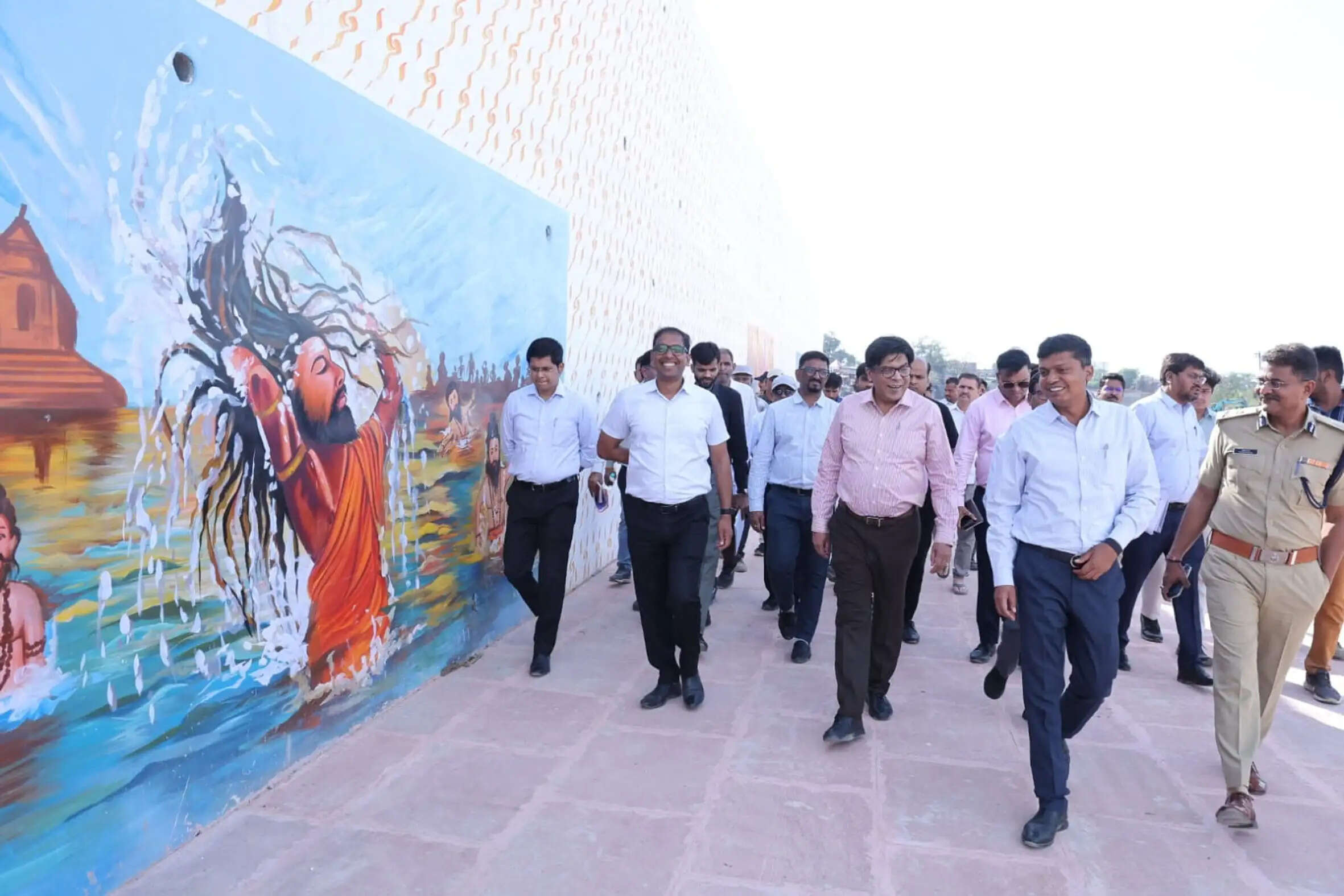 उज्जैनः निर्माण कार्यों में तेजी देख संतुष्ट हुए डॉ. राजोरा, थपथपाई संभागायुक्त और कलेक्टर की पीठ