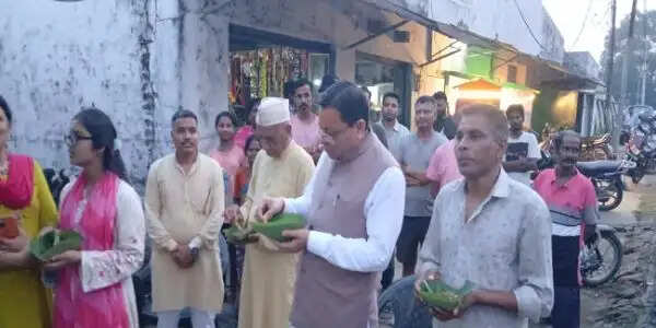 लोहियाहेड में पैदल पहुंचे मुख्यमंत्री धामी, स्थानीय स्टॉल पर लिया टिक्की का स्वाद