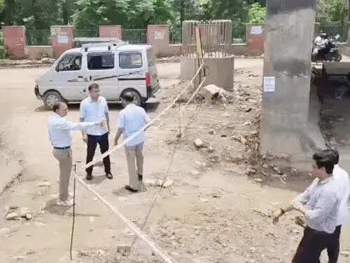 फरीदाबाद : पीडब्ल्यूडी अधिकारियों ने किया एलिवेटेड रोड का निरीक्षण