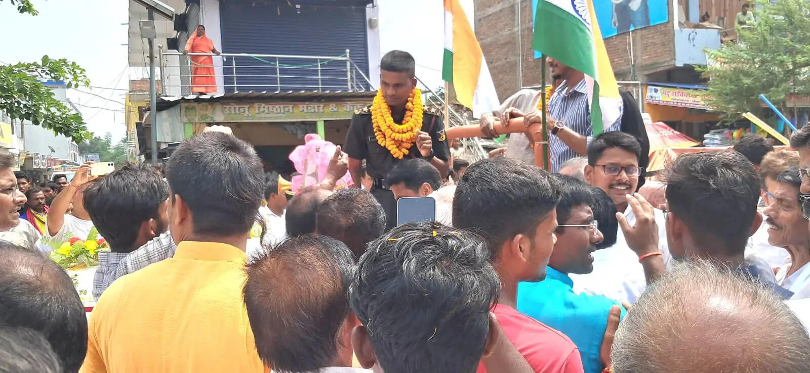 तरैया में ट्रेनिंग से लौटे आर्मी लेफ्टिनेंट अमित का हुआ स्वागत