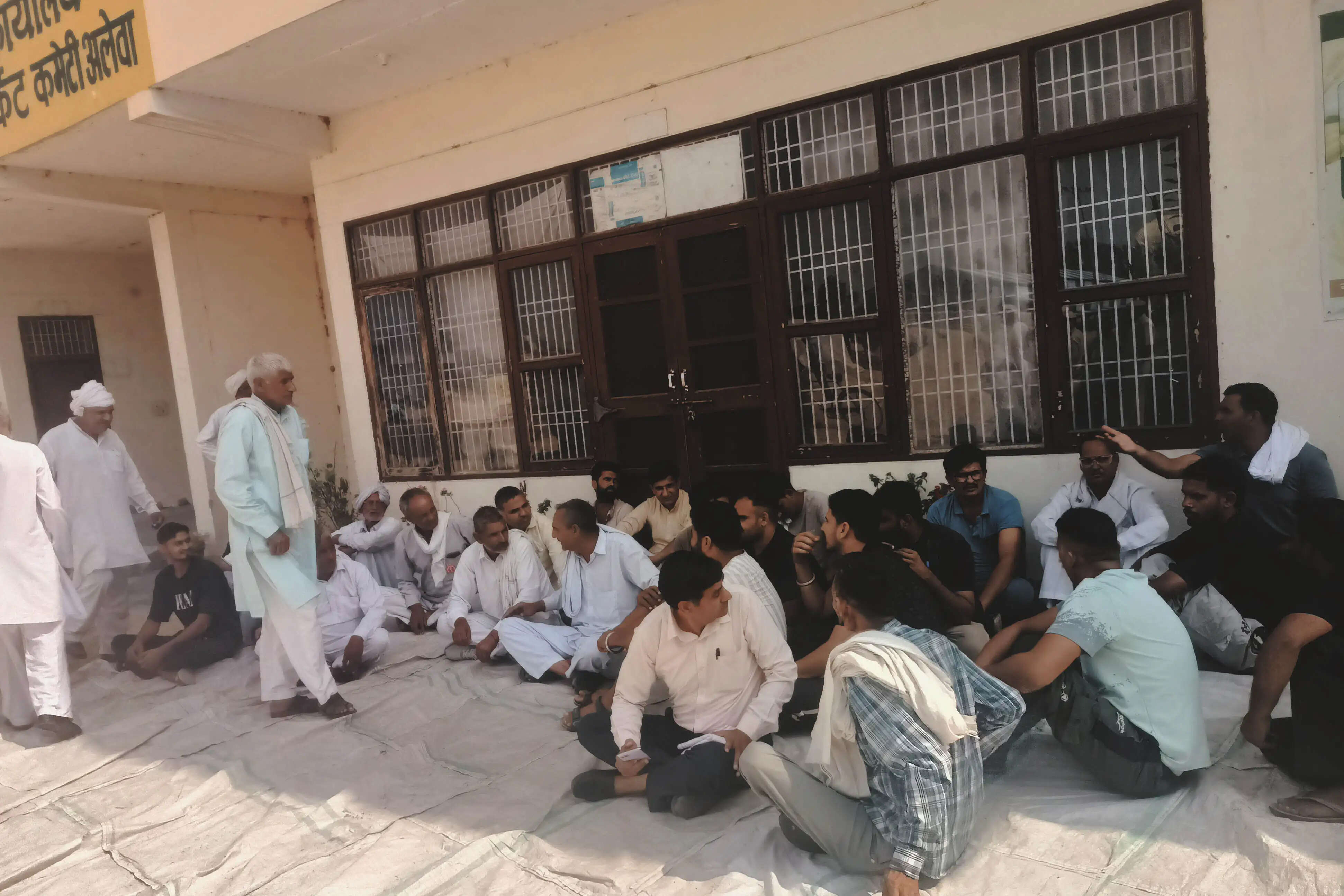 जींद : धान खरीद में देरी पर किसानों ने मार्केट कमेटी कार्यालयों पर जड़े ताले