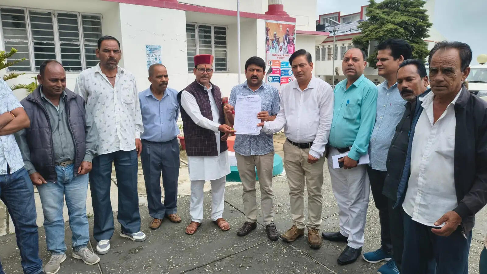 एक साल बाद भी पट्टे की जमीन उपलब्ध न कराने पर ग्रामीण नाराज