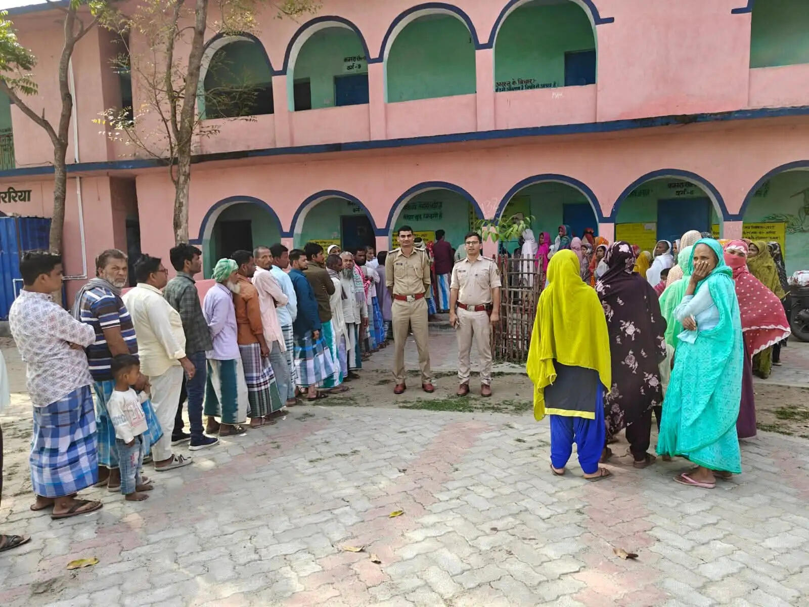 जिले के 57 पंचायतों में पैक्स चुनाव को लेकर शांतिपूर्ण ढंग से हुआ मतदान