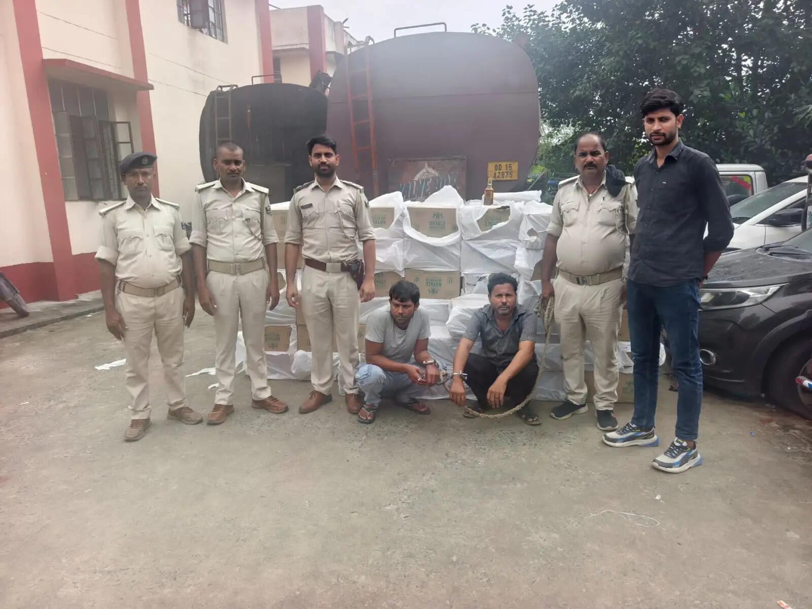 टैंकर में छिपाकर रखे गए 2777 लीटर विदेशी शराब जब्त,दो तस्कर गिरफ्तार