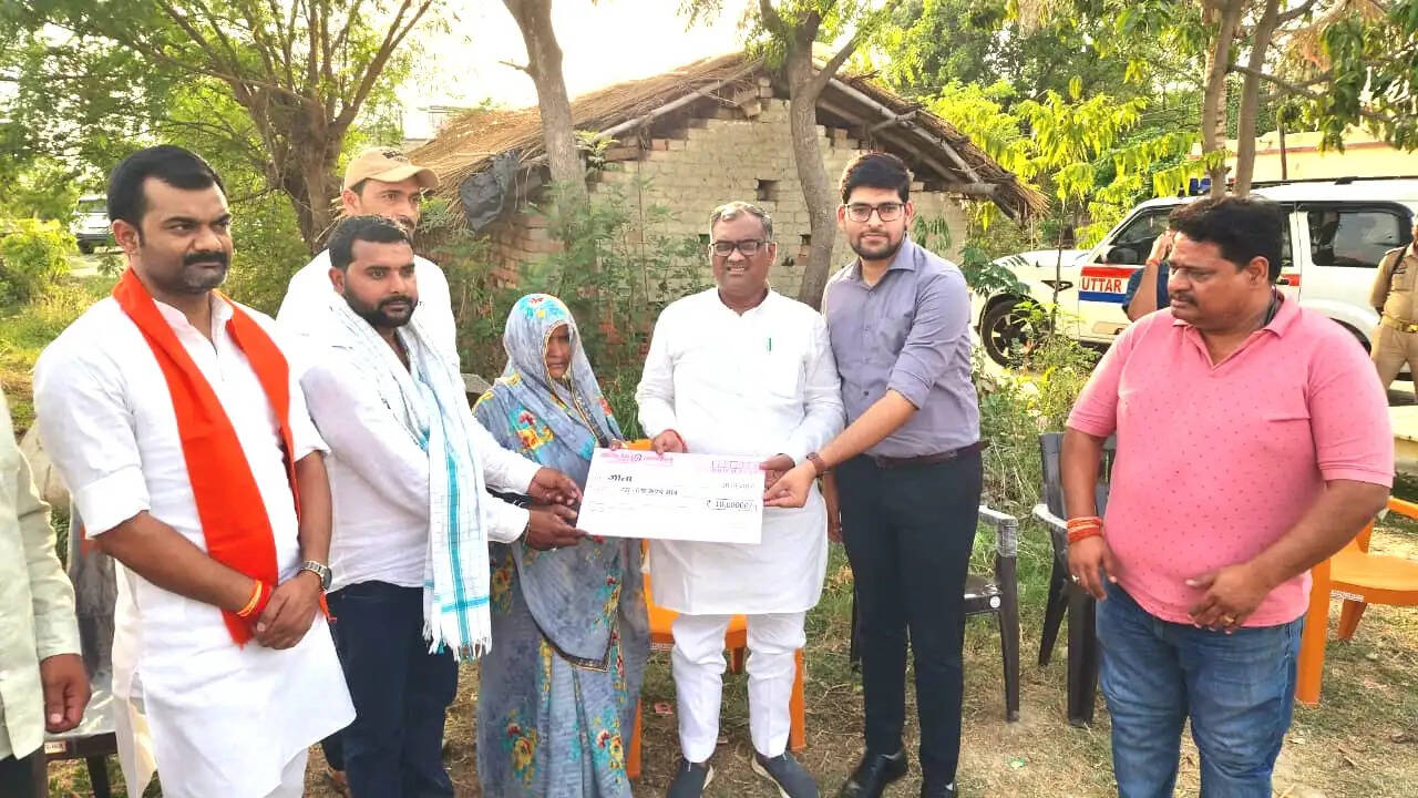 राज्यमंत्री गिरीश यादव ने मृतक ग्राम प्रधान के परिजनों को सौंपा 10 लाख का चेक