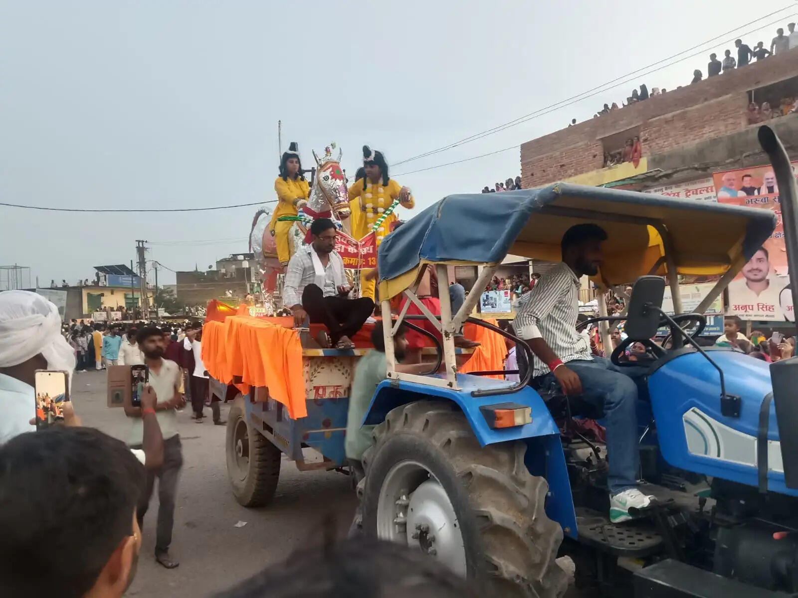 गाजे बाजे के साथ निकली तीजा महोत्सव की नयनाभिराम शोभायात्रा