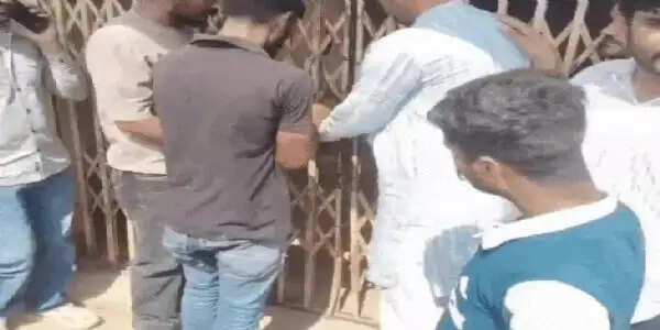 बिजली कर्मचारी को करंट लगने पर विधायक रविंद्र सिंह भाटी का धरना, बोले—न्याय मिलने तक नहीं हटेंगे