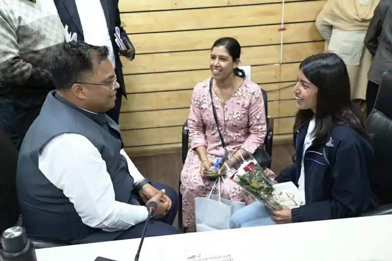 इंदौरः जनसमस्याओं के त्वरित समाधान की मिसाल बनी जनसुनवाई, लोगों का बढ़ रहा विश्वास