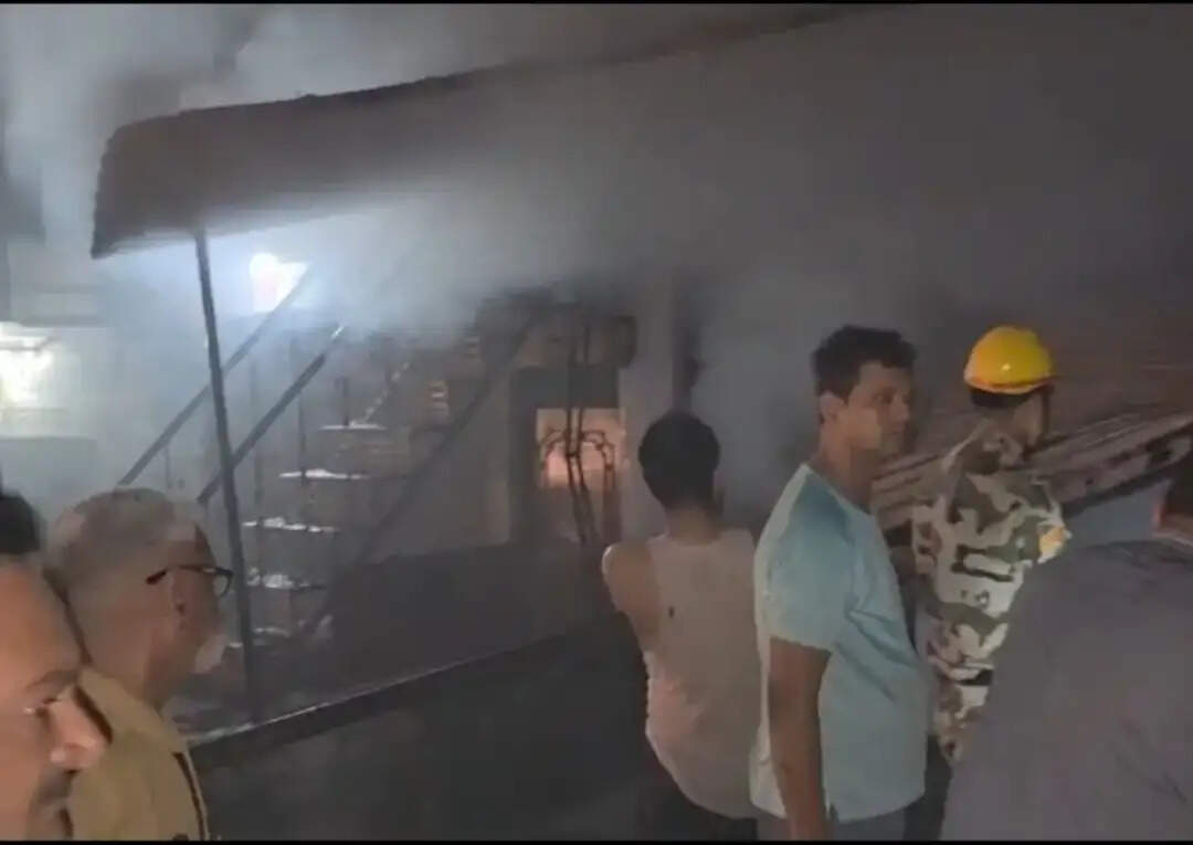 दिबियापुर में इलेक्ट्रॉनिक्स की दुकान में भीषण आग, लाखों का सामान जलकर राख