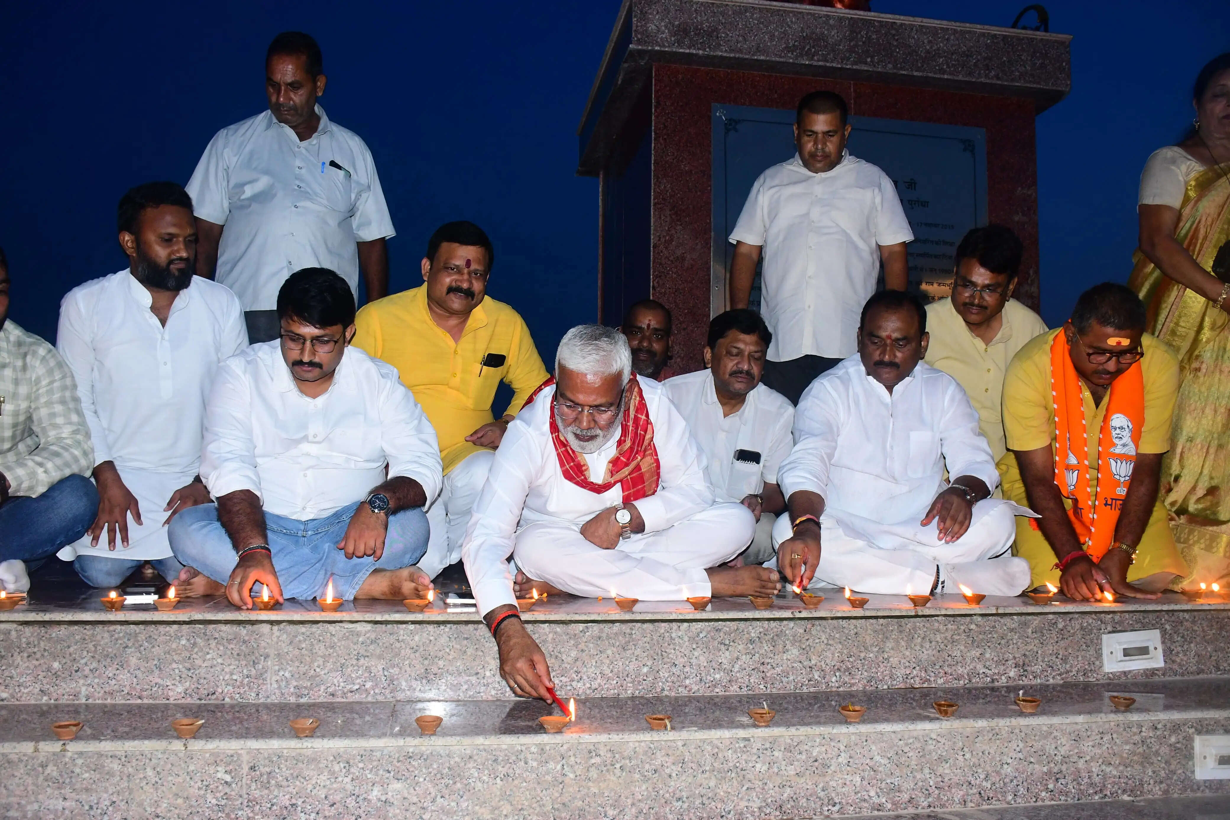 प्रयागराज के प्रमुख स्थलों पर जलाए गए ‘आशीर्वाद के दीये’ : स्वतंत्र देव सिंह