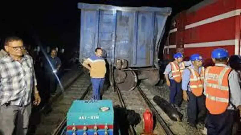 मंदसौर के&nbsp;दलौदा में&nbsp;गति परीक्षण के दौरान मालगाड़ी हुई&nbsp;बेपटरी, ट्रायल इंजन से टक्कर
