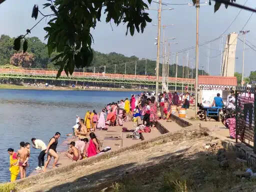 अनूपपुर: शरद पूर्णिमा पर मां नर्मदा में 25 हजारों श्रद्धालुओं ने लगाई पुण्य की डुबकी