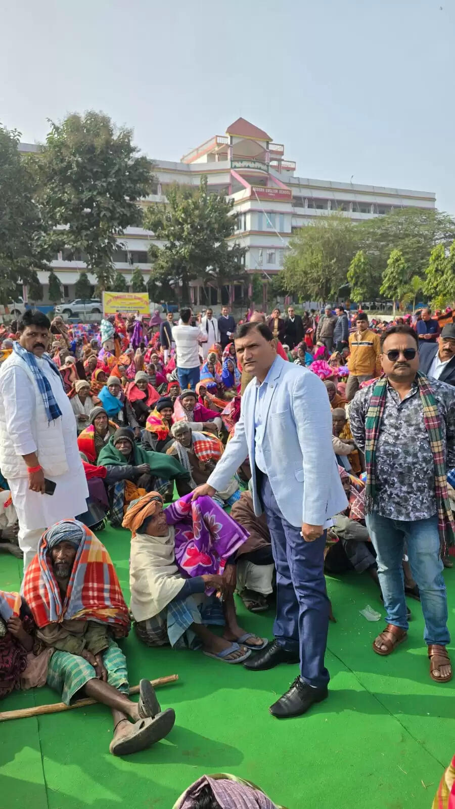 पांच हजार असहाय वृद्धों व महिलाओं के बीच कम्बल का वितरण, गरीबो की सेवा का संकल्प