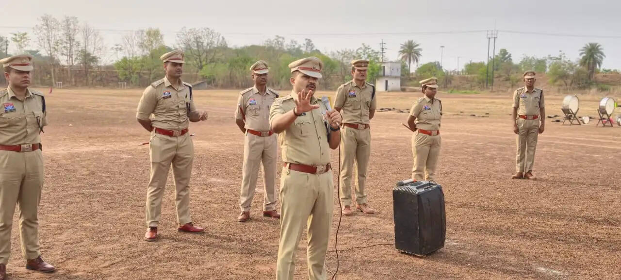 रक्षित केंद्र में गूंजे अश्रु गैस के धमाके, बलवा नियंत्रण का हुआ लाइव अभ्यास
