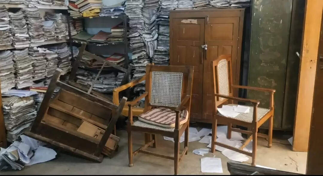 मीरजापुर: सपा नेता एवं अधिवक्ता से दुर्व्यवहार पर भड़के वकील, एसडीएम कोर्ट में तोड़फोड़