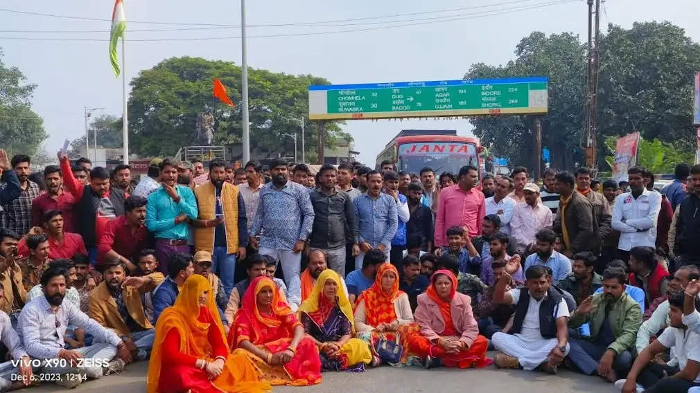 गोगामेड़ी की हत्याकांड का मंदसौर में भी विरोध, राजपूत करणी सेना ने किया प्रदर्शन