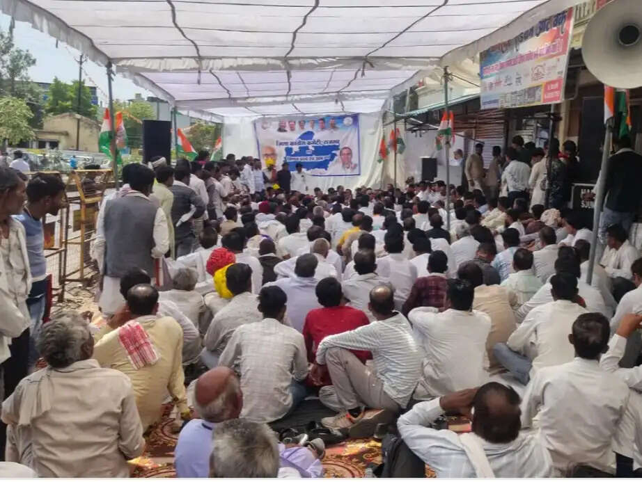 राजगढ़ः किसानों की समस्याओं को लेकर कांग्रेस का प्रदर्शन,एसडीएम को सौंपा ज्ञापन