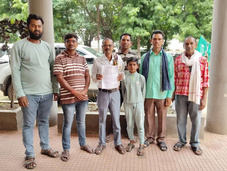 धमतरी जिले के बारना में पांच विषयों के शिक्षक नहीं, सिंगपुर में तबादले का विरोध