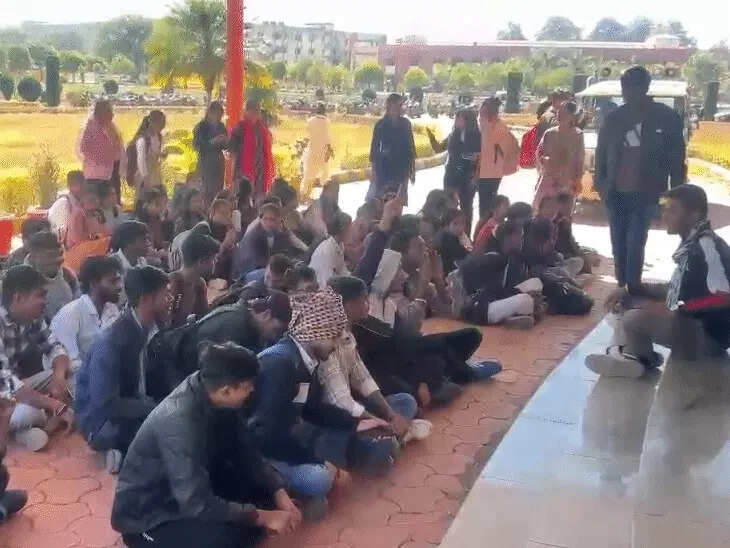 (अपडेट) अनूपपुर: इंदिरा गांधी राष्ट्रीय जनजाति विवि में प्रोफेसर को बर्खास्त करने की मांग, छात्रों ने परिषर में किया प्रर्दशन