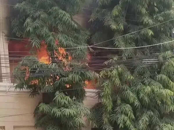 इंदौर में पॉश कॉलोनी के बंगले में एसी ब्लास्ट के बाद भीषण आग, दो घंटे की मशक्कत के बाद पाया काबू