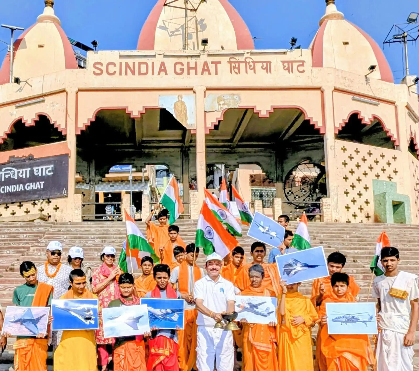 एयर शो की सफलता के लिए मां गंगा की आरती उतार कर मांगा आशीर्वाद