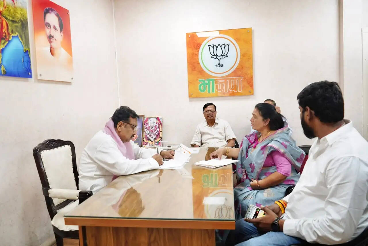 भाजपा प्रदेश कार्यालय में मंत्री विजय शाह ने सुनीं कार्यकर्ताओं की समस्याएं