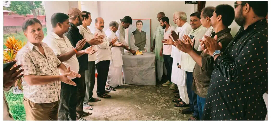 राहुल गांधी के 56 वां जन्मदिन कांग्रेस कार्यकर्ताओं ने केक काटकर मनाया