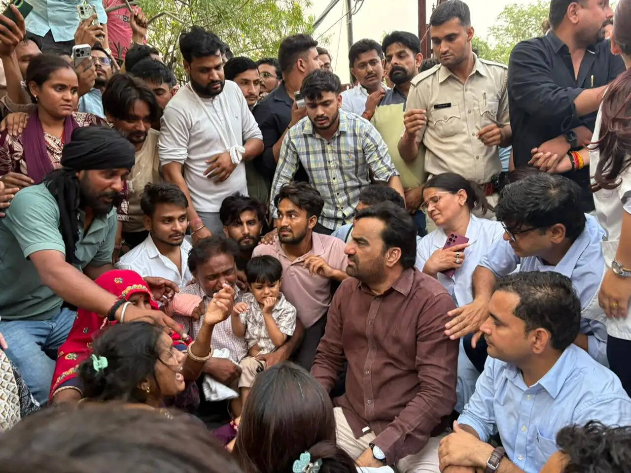 दीपक आत्महत्या मामला: परिजनों और आंदोलनरत नर्सिंगकर्मियों से मिले हनुमान बेनीवाल