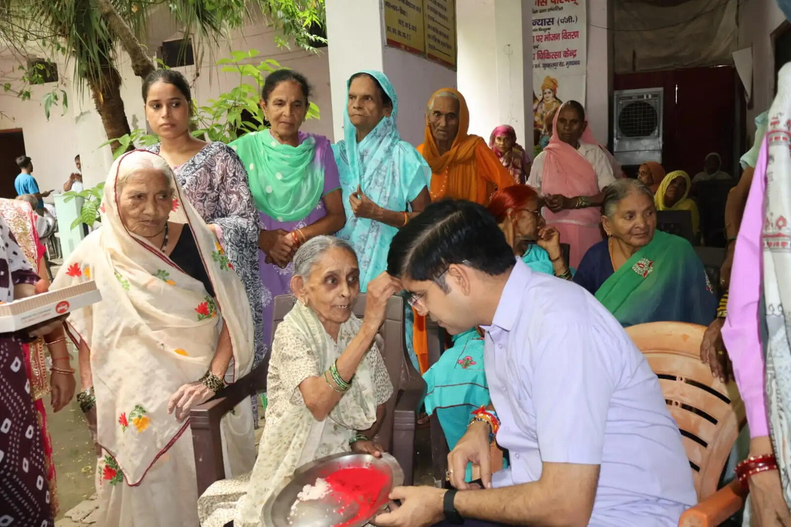 मुरादाबाद के जिलाधिकारी डॉ. राजेंद्र पैंसिया ने वृद्धाश्रम में महिलाओं से बंधवाई राखी