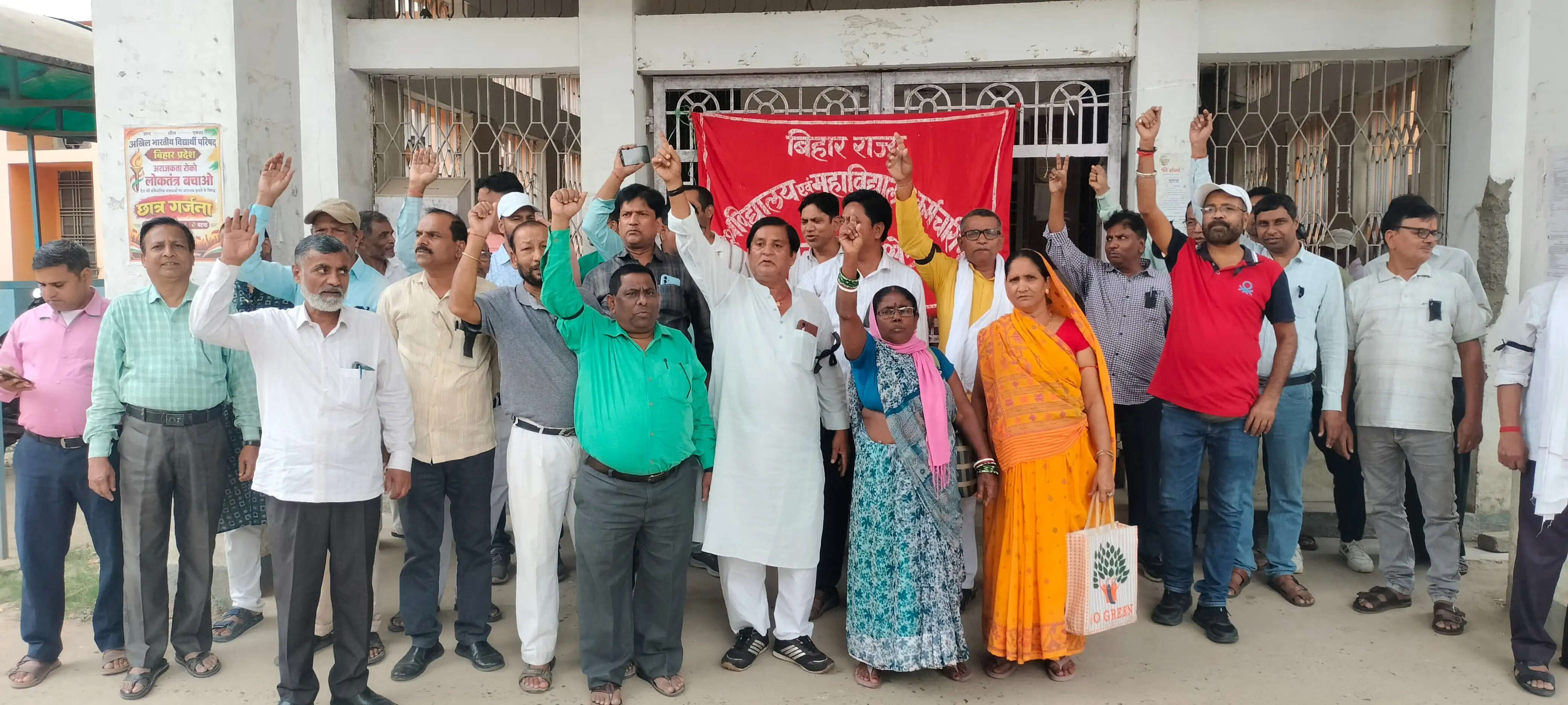 वेतन कटौती पर कर्मचारियों का उग्र प्रदर्शन, विवि और कॉलेज बंद, कामकाज पूरी तरह ठप