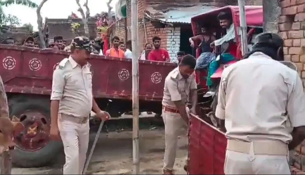 फरार अपराधी के घर पर कोर्ट के आदेश पर कुर्की-जब्ती