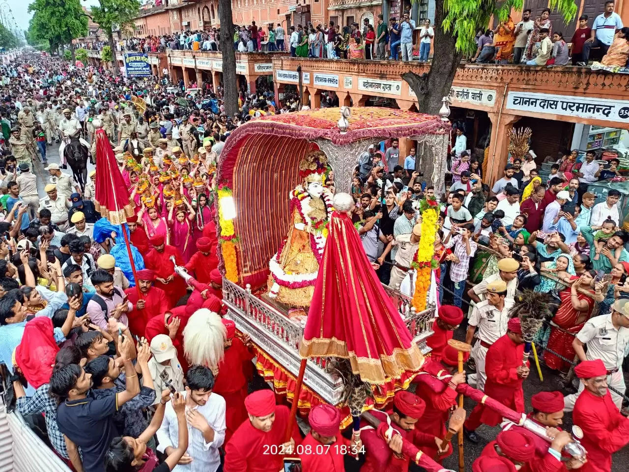 तीज की शाही सवारी देखने उमड़े जयपुरवासी