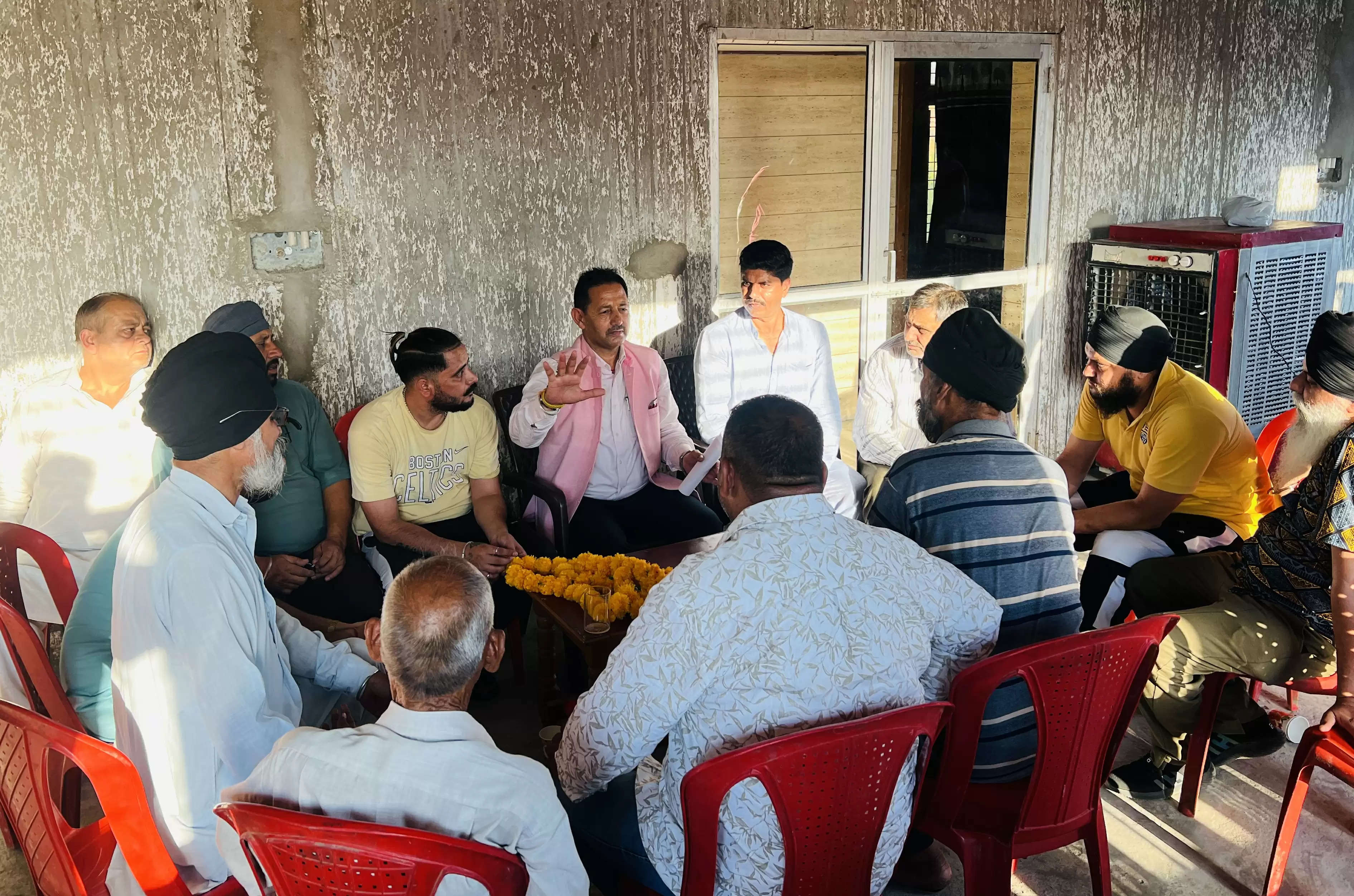 जगह जगह जनता दरबार लगाकर लोगों की समस्या को सुना