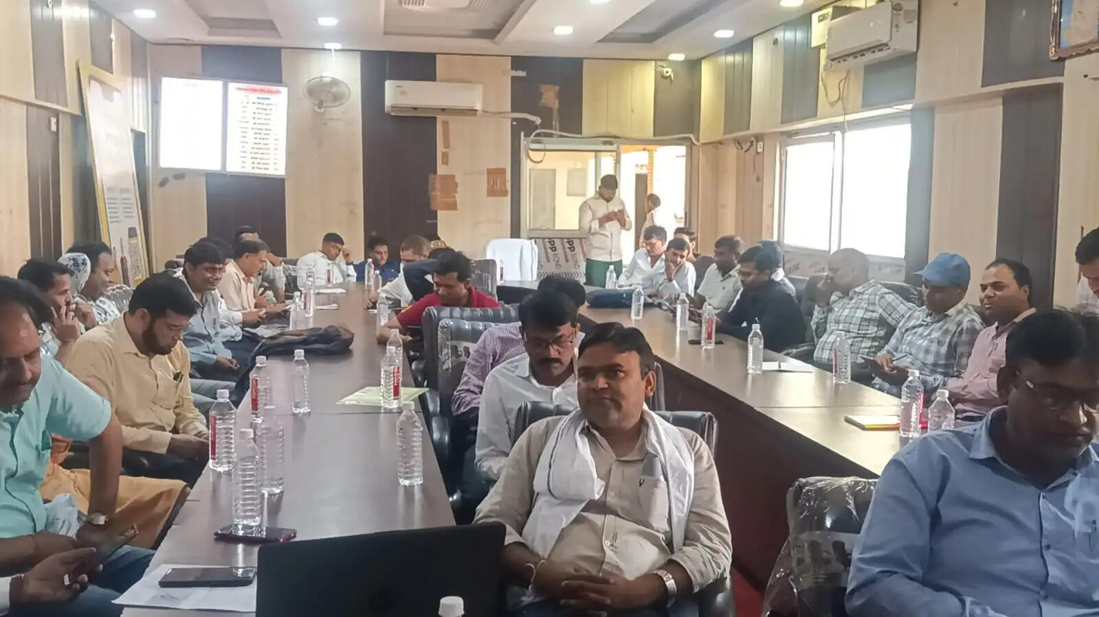 पहले दिन प्रशिक्षण में गैरहाजिर तीन कर्मचारियों को कारण बताओ नोटिस जारी