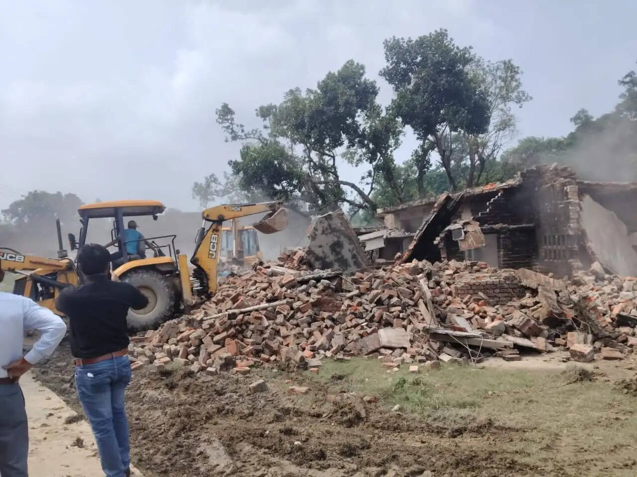 लखीमपुर खीरी : दुष्कर्म आरोपित खलील का अवैध मकान बुलडोजर से ध्वस्त