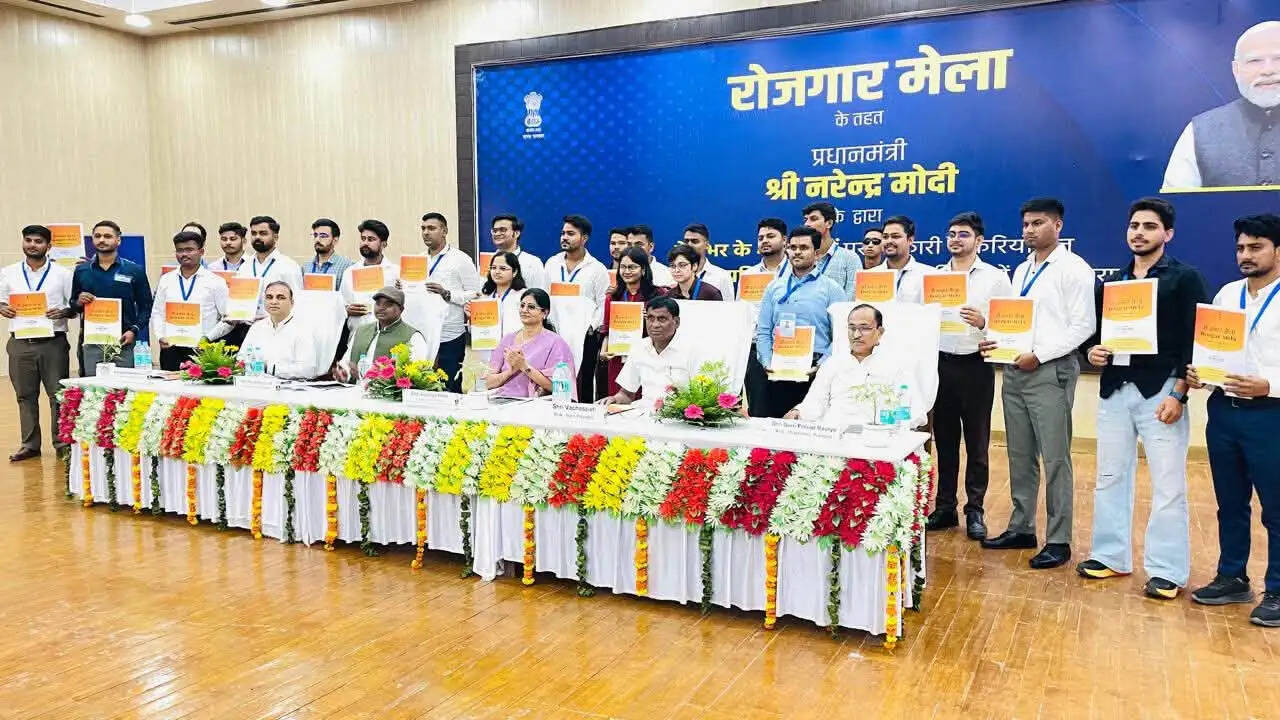 जनसेवा की भावना सर्वोपरि रखकर काम करें नवचयनित अभ्यर्थी : अनुप्रिया पटेल