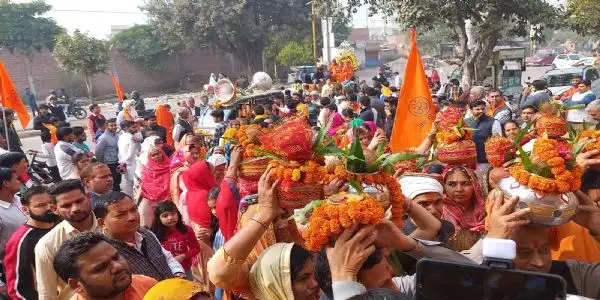 पलवल: प्राण-प्रतिष्ठित पीत-अक्षतों से भव्य शोभा यात्रा में सेंकडों महिलाएं शामिल