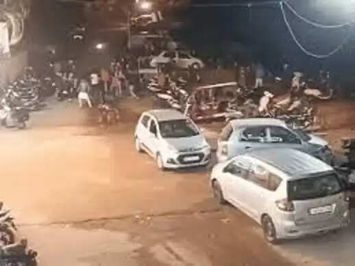 भाेपाल&nbsp;में&nbsp;देर&nbsp;रात&nbsp;शादी&nbsp;समाराेह&nbsp;में&nbsp;बवाल,&nbsp;युवकों ने की पत्थरबाजी, 2 घायल