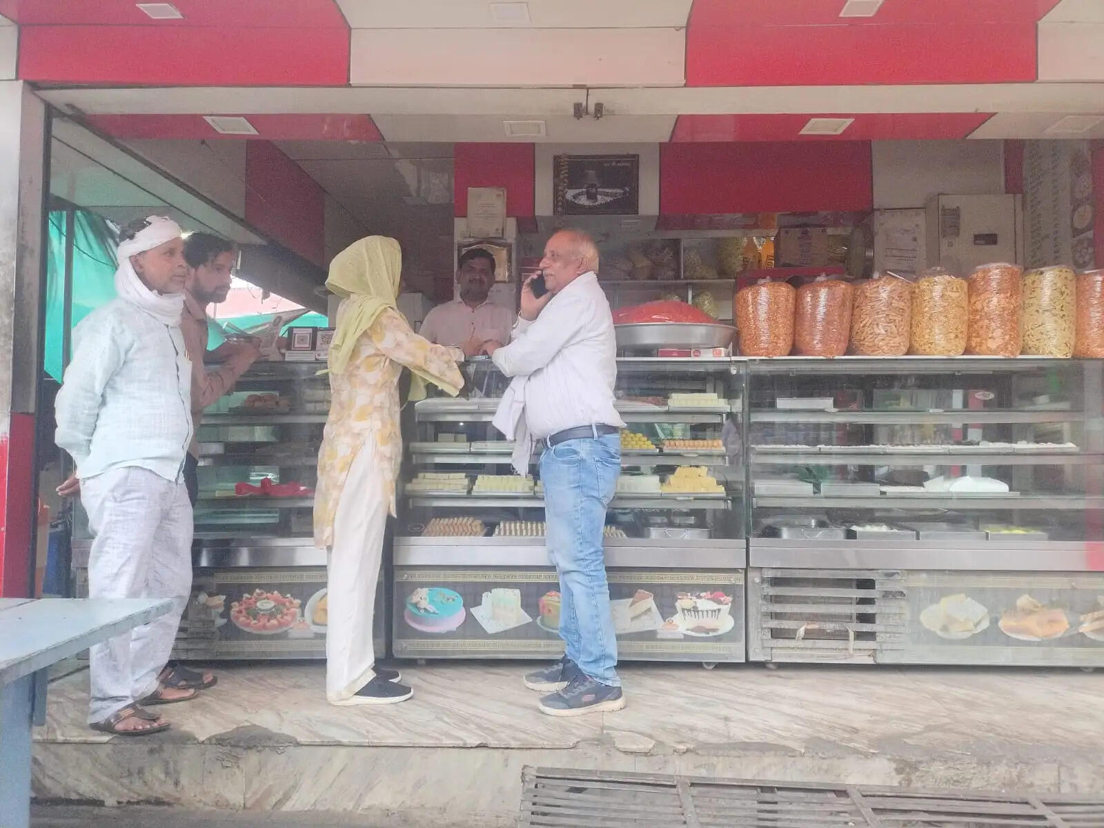 जबलपुर : गौरीघाट रेत नाका रेलवे पुल के नीच अवैध कब्जा कर गंदगी फैलाने पर नगर निगम ने की त्वरित कार्रवाई