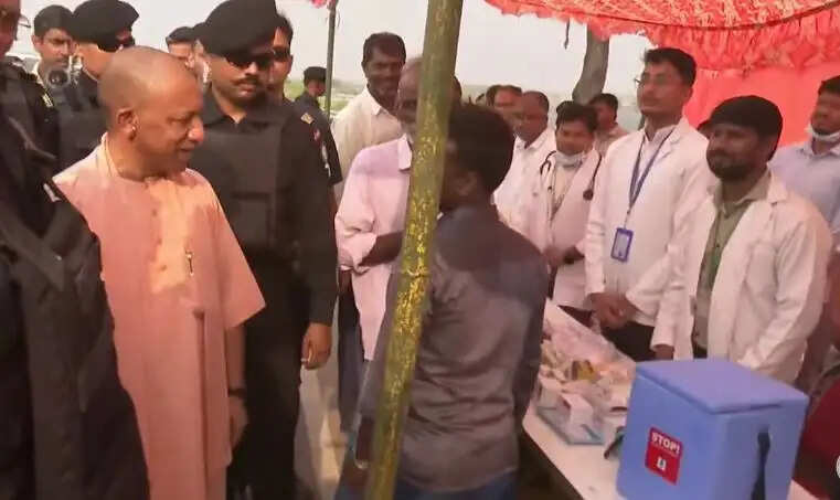 मुख्यमंत्री योगी आदित्यनाथ ने फैजुल्लागंज का स्थलीय व हवाई सर्वेक्षण किया, नैमिष तक तटबंध बनाने के निर्देश