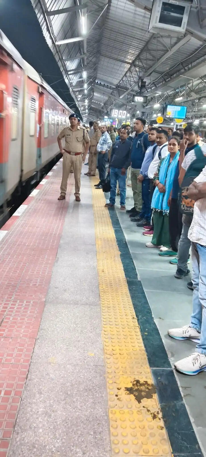 पीईटी परीक्षार्थियों के लिए प्रयागराज जंक्शन से रवाना हुईं दो स्पेशल ट्रेनें