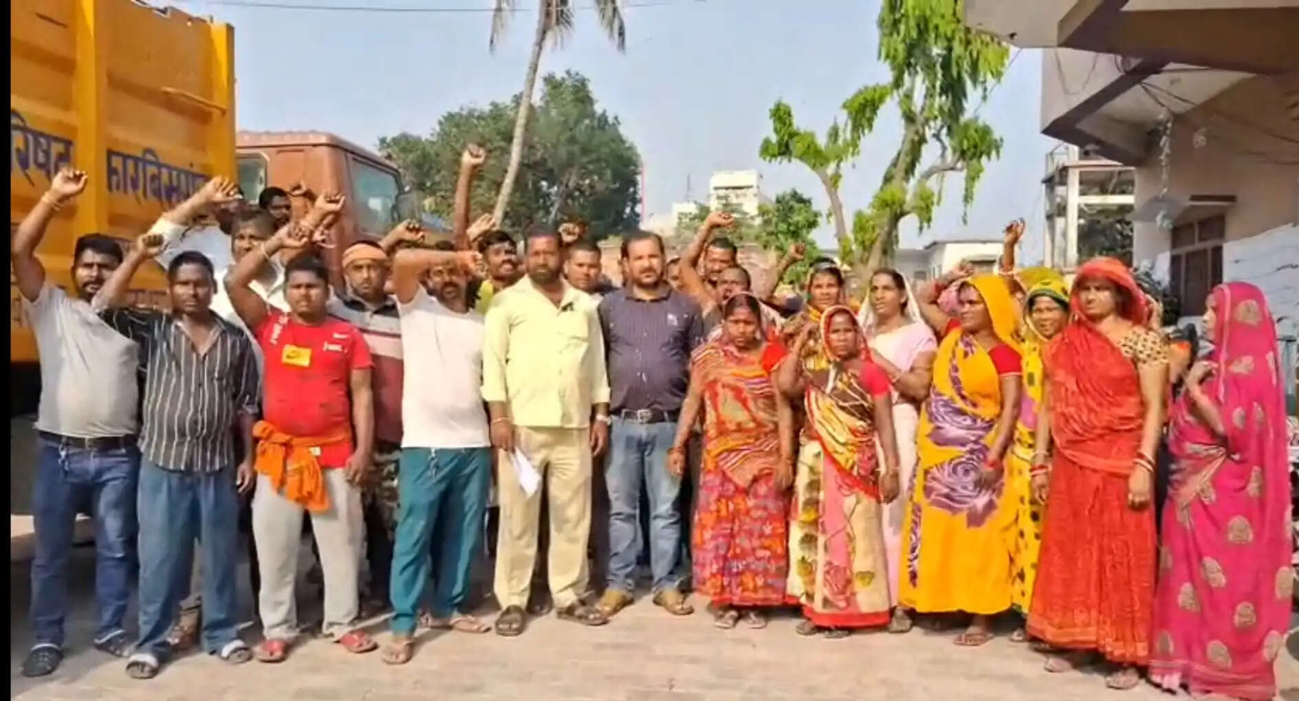 फारबिसगंज नगर परिषद के हड़ताली सफाई कर्मचारियों ने किया विरोध प्रदर्शन