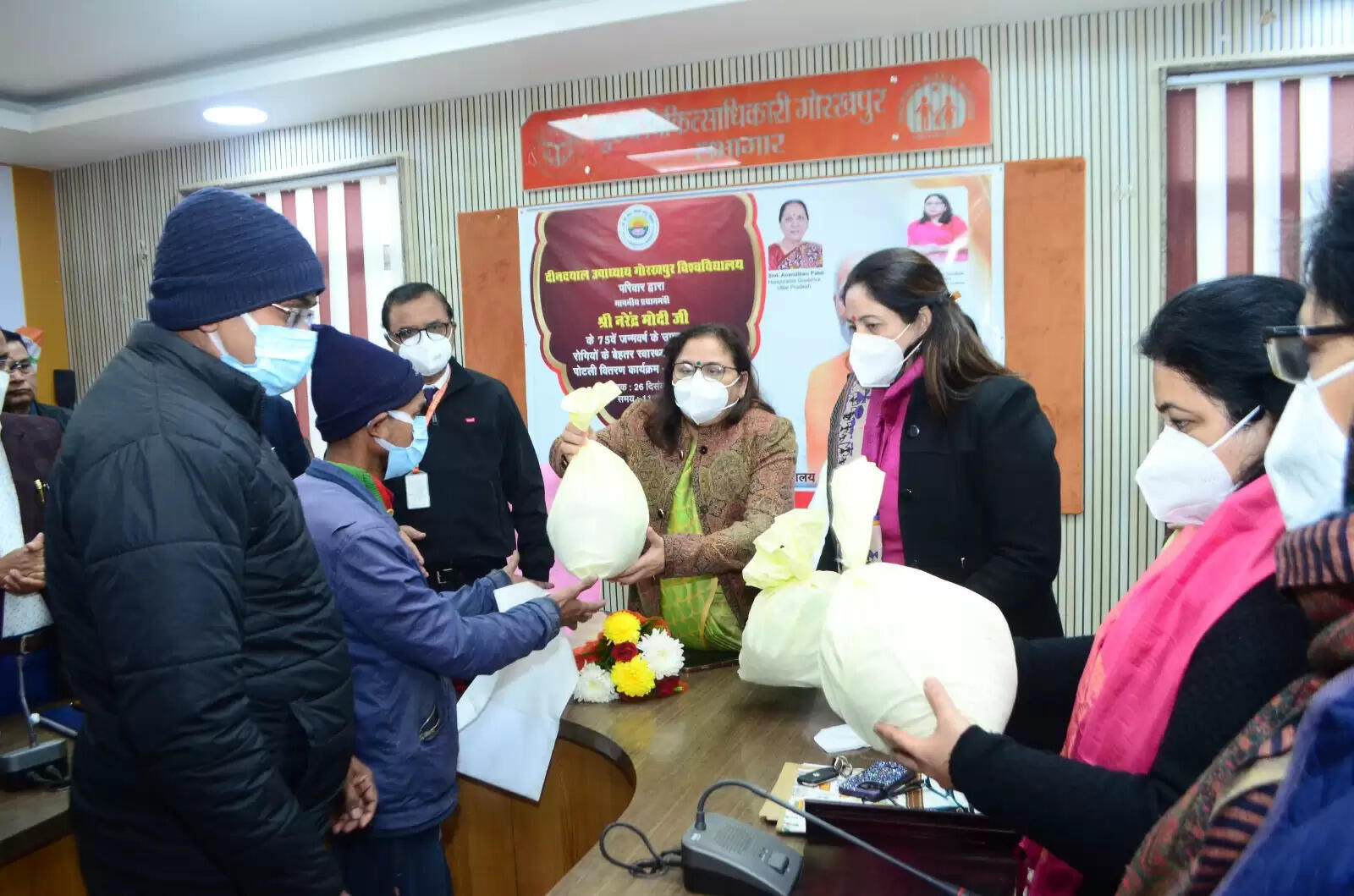 टीबी मुक्त भारत अभियान के तहत कुलपति ने गोद लिए गए क्षय रोगियों को वितरण किया पाेषण पोटली